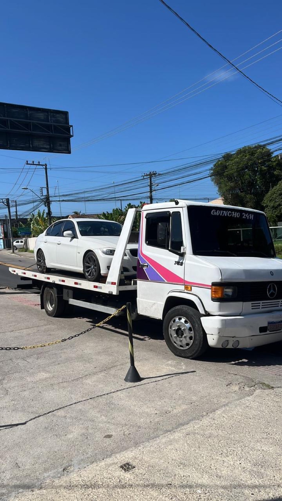 Plataforma Guincho Mega carregando veículo em São José SC