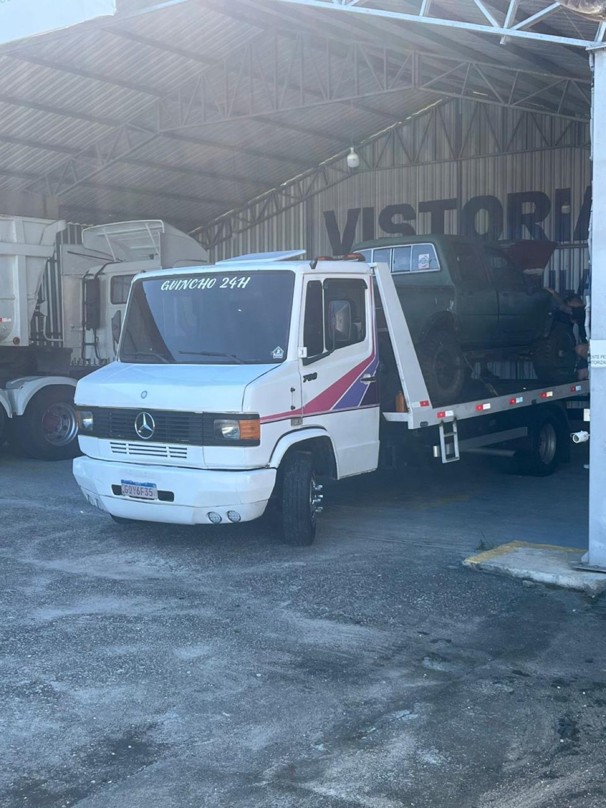 Guincho plataforma transportando carro em Barreiros São José